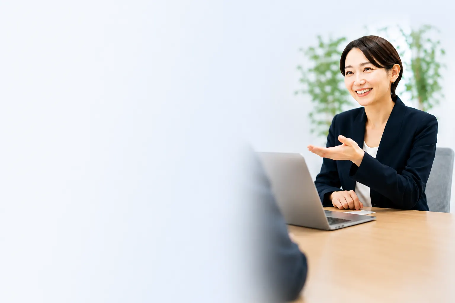 相談に応じる女性のビジネスパーソン