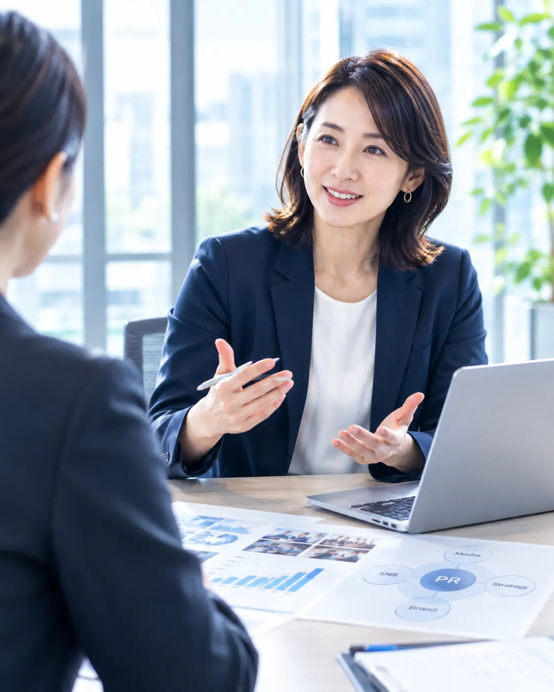採用担当者が候補者の履歴書を確認しながら面談を行う様子